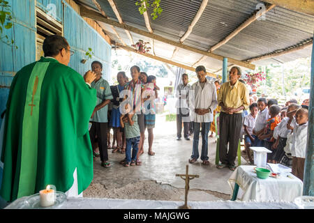 Pater Antonio Martins Abad-Santos, eine philippinische Arzt/Jesuitenpater bekannt als Vater Bong, betreibt eine Mobile medizinische Klinik im bergigen Gelände von Timor-Leste. Der Mangel an Transport- und isolierten Bedingungen schwierig ist für die ländliche Bevölkerung angemessene Gesundheitsversorgung zu erhalten. Fr Bong reist mit zwei Assistenten auf isolierte Bereiche in den Bezirken Ermera und Liquica. Fr Bong bietet auch einen religiösen Dienst am Gmanhati Weiler, Ermera für die Dorfbewohner, die teilnehmen möchten. Stockfoto