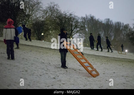 Menschen irgendetwas von Schlitten, Baustellen Zäune, Paletten und Behälter Deckel auf, der Londoner Primrose Hill bis spät in die Nacht. Mit: Atmosphäre, Wo: London, England, Großbritannien Wann: 02 Mar 2018 Credit: Wheatley/WANN Stockfoto