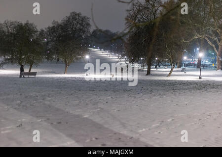 Menschen irgendetwas von Schlitten, Baustellen Zäune, Paletten und Behälter Deckel auf, der Londoner Primrose Hill bis spät in die Nacht. Mit: Atmosphäre, Wo: London, England, Großbritannien Wann: 02 Mar 2018 Credit: Wheatley/WANN Stockfoto