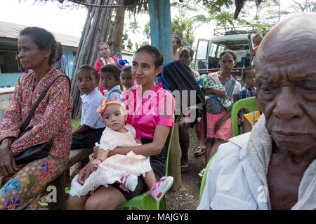 Pater Antonio Martins Abad-Santos, eine philippinische Arzt/Jesuitenpater bekannt als Vater Bong, betreibt eine Mobile medizinische Klinik im bergigen Gelände von Timor-Leste. Der Mangel an Transport- und isolierten Bedingungen schwierig ist für die ländliche Bevölkerung angemessene Gesundheitsversorgung zu erhalten. Fr Bong reist mit zwei Assistenten auf isolierte Bereiche in den Bezirken Ermera und Liquica. Fr Bong bietet auch einen religiösen Dienst am Gmanhati Weiler, Ermera für die Dorfbewohner, die teilnehmen möchten. Stockfoto