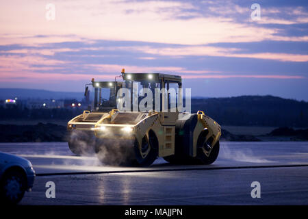 Road Repair, Vibration Walzen auf Asphalt funktioniert Stockfoto