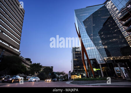 Johannesburg, Südafrika, März 29-2018: Street Scene mit modernen Gebäuden im Abendlicht. Stockfoto