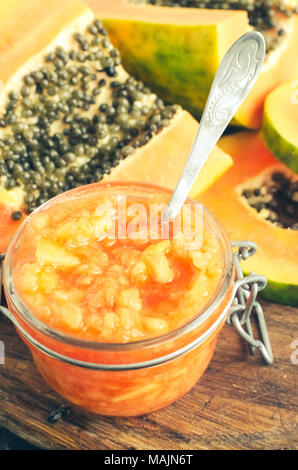Püree von reif süß Papaya in Glas jur auf alten Holz- Hintergrund. Stockfoto