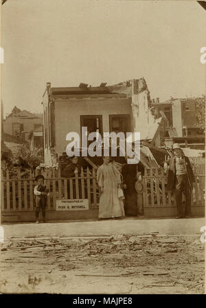 Titel: Nicht identifizierte Junge, Anna Fay, Jennie Thumann, Alice Bawn und Herr Mathews vor zerstörten Wohnung stehen nach dem Tornado 1896. . 1896. Ivan G. Mitchell Stockfoto