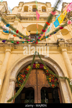 Blumenschmuck mehreren, die hölzerne Kirche Tür in San Cristobal, Chaipas Mexiko Stockfoto