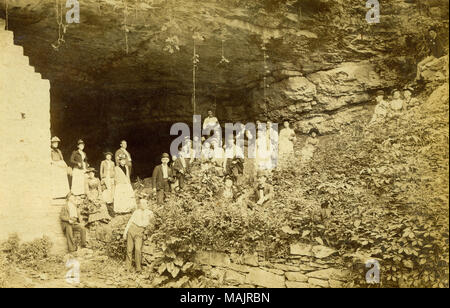 Titel: Felsen Höhle. Picknick Party vor dem Eingang. 13. Juni 1891. . 13. Juni 1891. Stockfoto