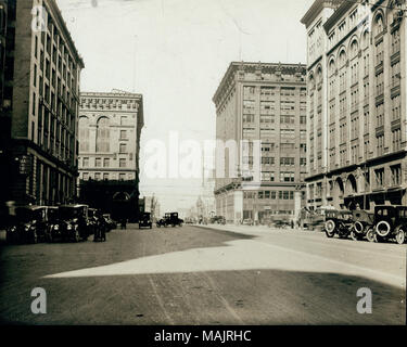 Titel: Zwölfte Straße, später Tucker Boulevard, nördlich an der Washington Avenue. Carleton trocken waren Unternehmen auf der rechten Seite hinter der Kreuzung. . 1917. Stockfoto