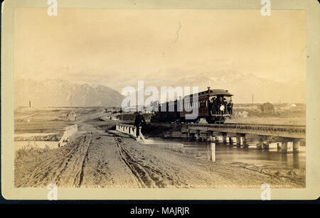 Personenzug Kreuzung niedrigen Bock Titel: 'Nur über den Fluss Jordan". Salt Lake Valley, Utah. Denver und Rio Grande Western Railroad, Wasatch Mountains. . Zwischen 1881 und 1889. Geo. E. McMullen Stockfoto