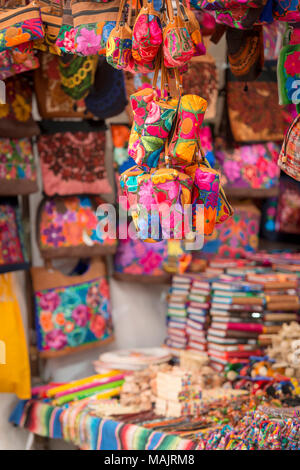 Bunte strukturierte lokale Souvenirs zum Verkauf in einem San Cristobal Markt, Mexiko Stockfoto