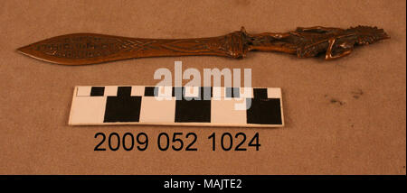 Metall Brieföffner hat eine drei-dimensionale American Indian Abbildung oben. Dies war ein Souvenir an der Weltausstellung 1904. Titel: Metall Brieföffner mit Indianischen Abbildung oben. 1904. Stockfoto