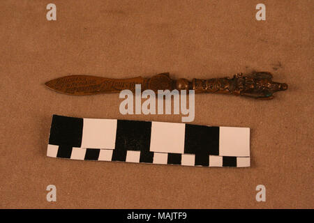 Brieföffner aus Metall hat einen dreidimensionalen Adler an der Spitze. Dies ist ein Souvenir aus dem World's Fair 1904. Titel: Metall Brieföffner mit three-dimensional Adler an der Spitze. 1904. Stockfoto