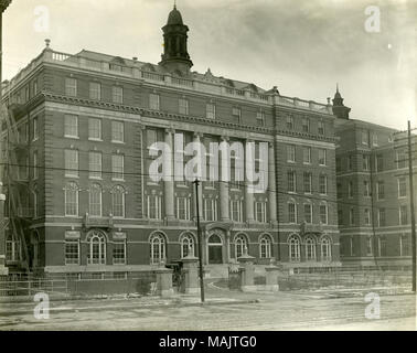 Blick auf das Hauptgebäude der Alten Stadt Krankenhaus auf Lafayette Avenue in der Nähe Grattan Street (Truman Parkway). Das Gebäude, das in die Lafayette St., das jetzt als City Hospital bekannt sitzt, ist tatsächlich die dritte Struktur unter diesem Namen bekannt. Stadt Krankenhaus wurde 1845 als Reaktion auf die massive Cholera-epidemien Fegen der Stadt in den 1830er?s und 1840?s gegründet. Es brannte im Jahre 1856, und wurde 1872 wieder aufgebaut, war aber durch den Tornado von 1896 zerstört. Die georgischen Revival Gebäude sehen Sie nun wurde 1910 fertiggestellt und wurde von Albert Groves, der berühmt ist für die Gestaltung von öffentlichen und Comm wurde entwickelt Stockfoto