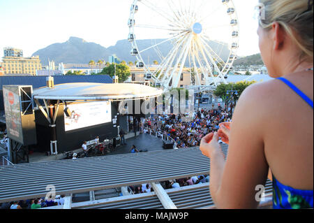 Dame aufpassen Judith Sephuma-südafrikanischen Jazz und Afro-pop Sänger - live an der V&A Waterfront, an einem Sommerabend, in Kapstadt, Südafrika Stockfoto