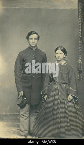 Full-length Portrait von nicht identifizierten Union Soldaten in Uniform und Frau trug ein Kleid. Soldat hat "E" Insignia auf KEPI. Titel: Nicht identifizierte Union Soldat und Frau. . Zwischen 1861 und 1865. Leroy Tore, Kilbourn, Wisconsin Stockfoto