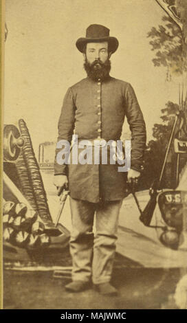 In voller Länge Porträt eines Mannes in Uniform mit Schwert und Pistole gezogen. Hintergrund der Bild hat Cannon, Stapel von Kanonenkugeln, gepanzerte Kriegsschiff und Stapel von Gewehren. "Geschenk von Miss Edna Ohlendorph' (auf der Rückseite). Titel: Unbekannter Soldat (Union). . Zwischen 1861 und 1865. Stockfoto