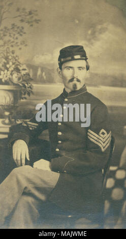 Brustbild einer sitzenden Mann in Uniform. ' 1. Sergeant' (auf der Rückseite). Titel: Nicht identifizierte First Sergeant (Union). . Zwischen 1861 und 1865. Stockfoto