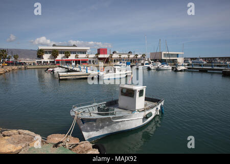 Oropesa del Mar Andalusien Spanien mit Boote im Hafen an einem schönen Tag Stockfoto