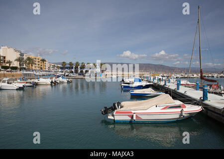 Oropesa del Mar Costa de Almería in Andalusien Spanien mit Boote im Hafen Stockfoto