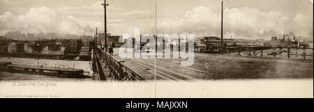 T'S. Louis von Eads Bridge." Panoramablick auf die Postkarte auf der Oberseite des Eads Bridge, mit St. Louis Skyline im Hintergrund. Fußgänger und Fahrzeuge sind auf der Brücke, und ein Boot auf dem Mississippi ist bereit, unter der Brücke zu gehen. Kommerzielle Gebäude dominieren südlich der Brücke, und auf der rechten Seite. Titel: 'St. Louis von Eads Bridge." Panoramablick auf die Postkarte auf der Oberseite des Eads Bridge, mit St. Louis Skyline im Hintergrund. . Ca. 1909. Curt Teich & Co. Stockfoto