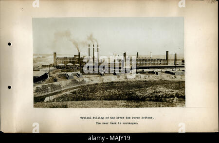 Bild des Flusses des Peres vor der Evens und Howard Feuer Brick Company Fabrik. Dieses Foto ist Teil eines Berichts über den Fluss des Peres erstellt von W.W. Horner, Ingenieur in der St. Louis Stadt Abteilung von Design, Kanalisation, Boden- und Wandplatten und E.R. eingereicht Kinsey, Präsident des Öffentlichen Dienstes im Dezember 1916. Titel: "typisch Füllung der Fluss des Peres aufsitzt. Die in der Nähe von Bank ist unverändert." circa 1916. Stockfoto