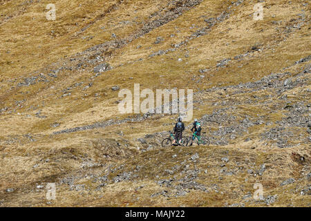 Paar auf Berg Radfahren verfolgen Stockfoto