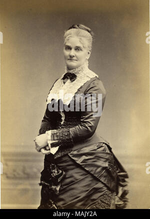 Eunice Hagerman Eads, zweite Ehefrau von James Buchanan Eads. Drei - Viertel - Länge Portrait; sie ist seitlich stehend mit Gesicht zur Kamera gedreht. Sie trägt eine dunkle Farbe treiben Kleid, mit Spitze hochgeschlossen und kleine Schleife am Hals und am Ärmelabschluss. Titel: Eunice Hagerman Eads, zweite Ehefrau von James Buchanan Eads. . Ca. 1884. Alman und Company, New York Stockfoto