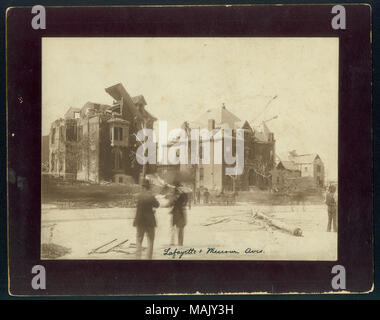 Horizontale, sepia Foto zeigt drei teilweise zerstörte Häuser, Bäume, und Zuschauer mit Blick auf die Schäden, die aus einem Tornado. Titel: Lafayette und Missouri Alleen nach dem Tornado 1896. . 1896. Stockfoto