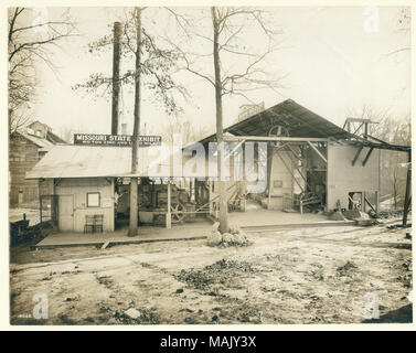 Horizontale sepia Foto, zwei angrenzenden, offenen Layout Gebäude mit gemauerten Backofen und eine Reihe von Riemenscheiben. Titel: Missouri State mining Exponat für Zink und an der Weltausstellung 1904 führen. . 1904. Offizielle fotografische Begleitung Stockfoto