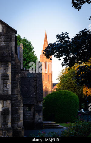Windsor: Heilige Dreifaltigkeit Garnison Kirchturm von St. Edwards R C Kirche gesehen Stockfoto