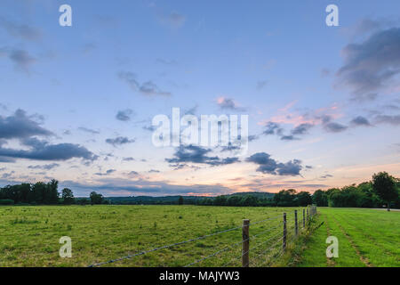 Sommer Abend in die Felder, die durch Hambeden Sperren Stockfoto