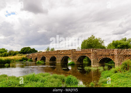 Die Norman White Mühle Brücke über den Fluss Stour in Dorset, England. Die wahrscheinlich älteste Brücke die Stour zu überqueren. Stockfoto