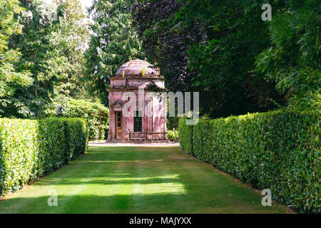 Der römische Tempel, eine Torheit an der Larmer Tree Gardens in Wiltshire, Großbritannien Stockfoto