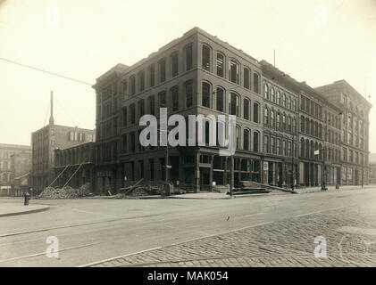 Titel: Gebäude an der südöstlichen Ecke der Vierten und Kastanie Straßen abgerissen wurde. . 1920. Stockfoto