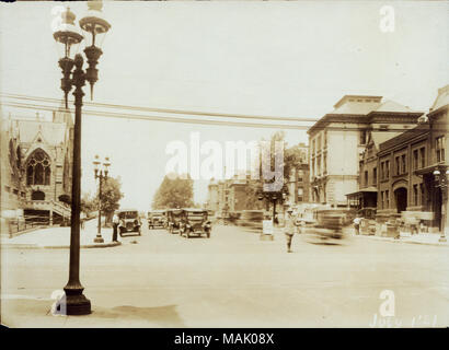 Auf der Suche nach Westen auf Lindell Boulevard von Grand Avenue. Foto Juli 1, 1921. Autos und Verkehr Offizier auf Lindell Boulevard West der Grand Avenue. Elegante privaten Häusern gesäumt von der Nordseite des 3600 Block von Lindell. Hl. Franz Xaver Kirche ist im Bild auf der linken Seite. Der Berlitz Schule von Sprachen wird dargestellt, auf der rechten Seite, an der nordwestlichen Ecke der Kreuzung. Das Gebäude der Schule wurde im Jahre 1921 abgerissen wurde der Bau der modischen Melbourne Hotel zu ermöglichen. Bund Blu, Midtown, Saint Louis University Titel: Auf der Suche nach Westen auf Lindell Boulevard von Grand Avenue. . 1. Juli 1921 Stockfoto