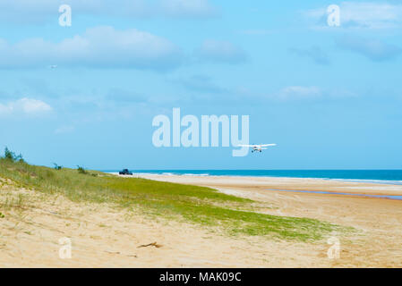 Fraser Island, QLD, Australien - 31. Dezember 2017: Flugzeuge mit Touristen an den Zinnen, einer der beliebtesten Sehenswürdigkeiten auf Fraser Island Stockfoto