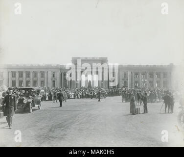 Horizontal, schwarz-weiß Foto eine Menschenmenge vor dem Jefferson Memorial in Forest Park während der Feierstunde. Titel: Jefferson Memorial Widmung Ereignis in Forest Park. . 1913. Swekosky, William G., 1895-1964 Stockfoto