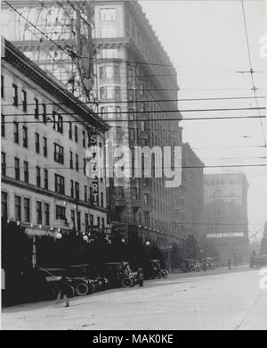 Vertikal, schwarz-weiß Foto Blick nach Norden auf der zwölften Straße (später Tucker Boulevard) an der Locust Street. Die linke Seite der Abbildung zeigt das Schubert Theater in der Union elektrische Gebäude, sowie mehreren Nebengebäuden. Tannen können hinter einer Reihe von geparkten Autos vor dem Theater gesehen werden. Hochspannungsleitungen kreuz und quer durch die Mitte des Bildes. Für ein Detail aus diesem Bild, siehe P 0054-00002. Ein typisiertes Hinweis auf der Rückseite des P 0054-00002 Drucken lautet: 'Nord in 12 Blbd.at Locust Street. Alte Shubert Theater war in der Union elektrische Gebäude, vor dem Zusatz von Fiv Stockfoto