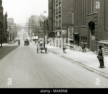 Titel: Locust Street Blick nach Westen von der 17. Straße. (Union der elektrischen Unterstation an der Rechten, Butler Brothers Store auf der linken Seite). . Um 1910. Stockfoto