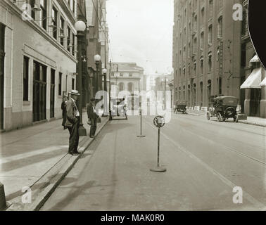 Titel: Zwei Männer warten auf eine Straßenbahn auf der Locust Street Blick nach Westen auf der 13th Street. . Um 1910. Stockfoto