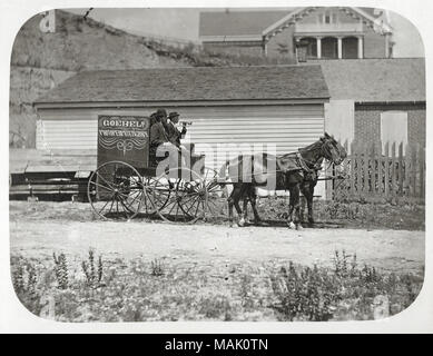 Titel: der Fotograf Rudolf Goebel in seiner Reisen "Photoperipatetigraph" Wagen mit seinem Assistenten weht ein signalhorn in St. Charles, Missouri. . 1881. Rudolph Goebel Stockfoto