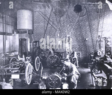 Titel: McNish Auto Repair Shop, 3667 Olive Street, 1905 [Innenraum]. . 1905. Stockfoto