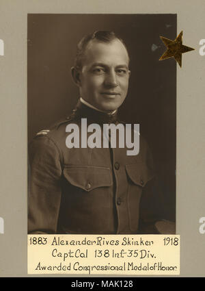 Schwarz-weiß Foto eines Mannes in einem Weltkrieg ICH U.S. Army uniform. Inschrift lautet "1883/Alexander Rives Skinker/1918/Kapitän Co. Ich 138 Inf. 35 Div. /Ausgezeichnet Kongreßehrenmedaille." Foto hat ein Gold Star-förmige Aufkleber in der rechten oberen Ecke. Titel: Kapitän Alexander Rives Skinker, Co. 'l', 138 Infanterie, 35th Division, American Expeditionary Force. (Kongreßehrenmedaille Sieger). . 1917. J.C. Strauss Stockfoto