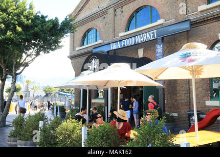 Die V&A Food Market, direkt am Wasser, mit lokalen Gourmet waren und internationalem Street Food, in Kapstadt, Südafrika Stockfoto