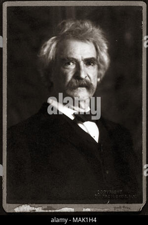 Studio Portrait von Betreff, Blick von der Brust bis, Körper nach rechts gerichteter, Blick ist geradeaus. Dies ist ein 7/8-Druck ein original Foto mit Twain in einem drei-viertel Körper geschossen in die Gebrüder Pach Studio in New York City eingesetzt. Titel: Mark Twain (Samuel Langhorne Clemens). . 1906. Pach Bros, NY Stockfoto