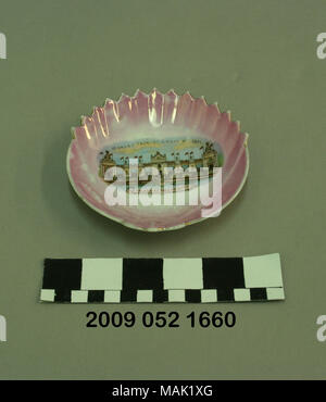 Weiße Muschel geformten Keramik Candy Dish mit rosa Färbung und eine Farbe transfer Bild des Palastes von Strom aus der World's Fair 1904 Titel: weißer Keramik Candy Dish mit rosa Färbung und Farbe übertragen Bild der Palast der Elektrizität. 1904. Stockfoto