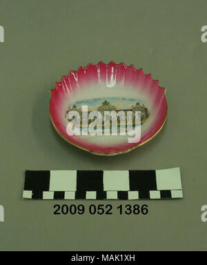 Weiße Muschel geformten Keramik Candy Dish mit rosa Färbung und eine Farbe transfer Bild des Palastes von Liberal Arts aus der World's Fair 1904 Titel: weißer Keramik Candy Dish mit rosa Färbung und Farbe übertragen Bild der Palast der Freien Künste. 1904. Stockfoto