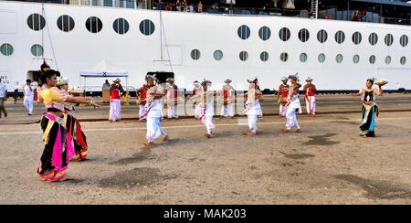 Colombo, Sri Lanka - Januar 2017; Traditionelle Volkstanz am Kai Stockfoto