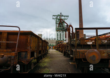 Zug im alten Stahlwerk henrichshütte Stockfoto