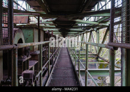 Blick auf eine alte, rostige industrielle Plattform. Bild in der Henrichshuette Eisenhütte Museum, Hattingen, Deutschland Stockfoto