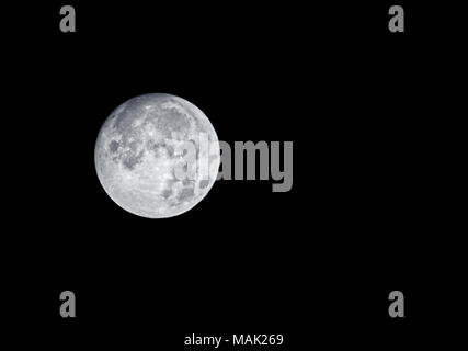 Vollmond in den schwarzen Nachthimmel schoss durch Teleskop Hintergrund, kopieren Raum auf der rechten Seite Stockfoto